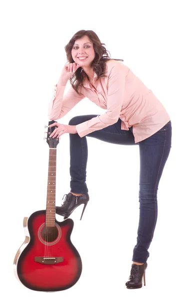 Красивая женщина с гитарой — стоковое фото