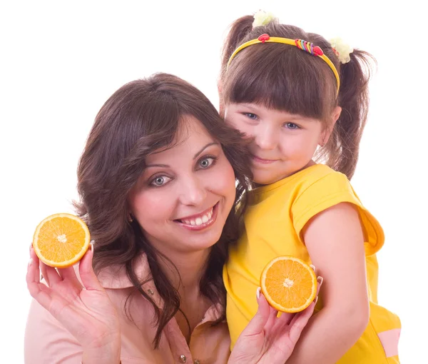 Menina e sua mãe com laranja — Fotografia de Stock