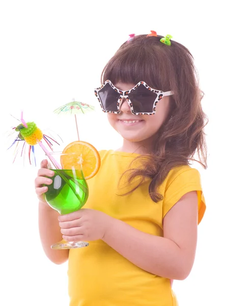 Picie zielonej dziecko dziewczyna jest koktajl — Zdjęcie stockowe