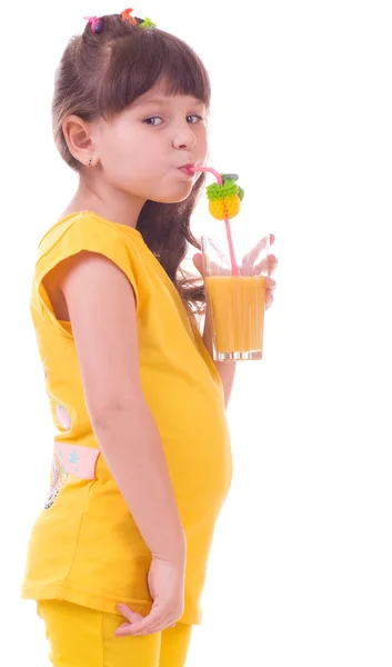Красивая маленькая девочка пьет апельсиновый сок — стоковое фото
