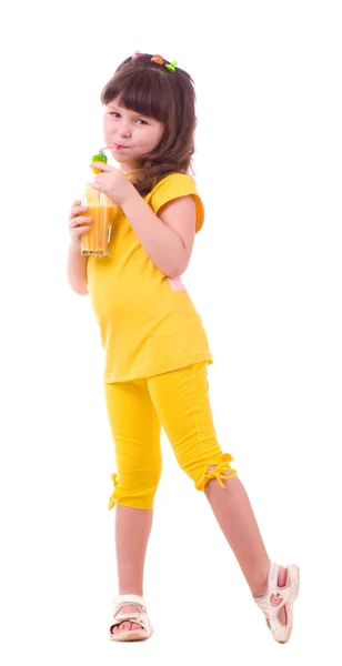 Vacker liten flicka dricka apelsinjuice — Stockfoto
