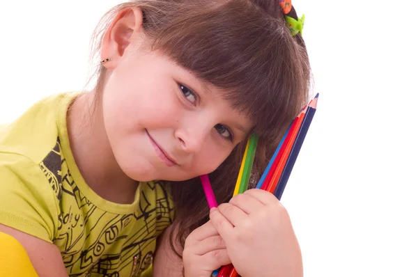 Güzel küçük bir kız ile renkli kalemler — Stok fotoğraf