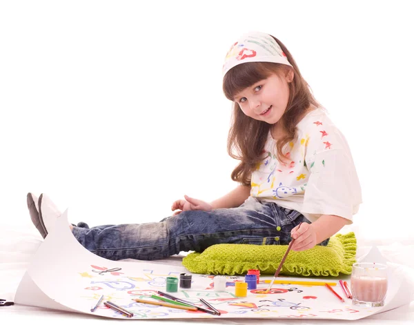 Schönes kleines Mädchen malt mit Farben auf Papier — Stockfoto