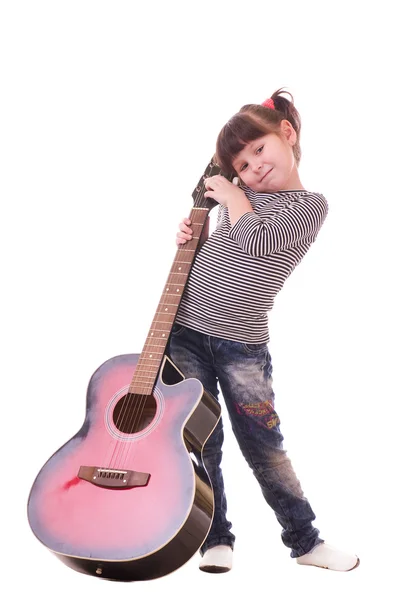 Красивая маленькая девочка с гитарой — стоковое фото
