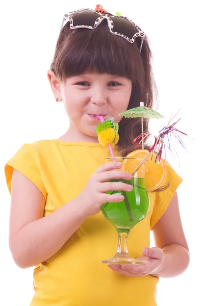 Schönes kleines Mädchen trinkt grünen Kindercocktail — Stockfoto