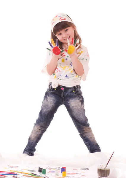 Красивая маленькая девочка с руками в цветной краске — стоковое фото