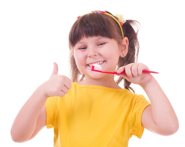 Красивая маленькая девочка чистит зубы нитью — стоковое фото