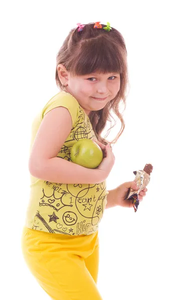 Vacker liten flicka med äpple och choklad — Stockfoto