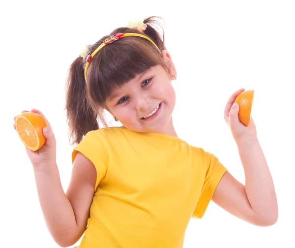 Schöne kleine Mädchen mit orange auf weißem Hintergrund — Stockfoto