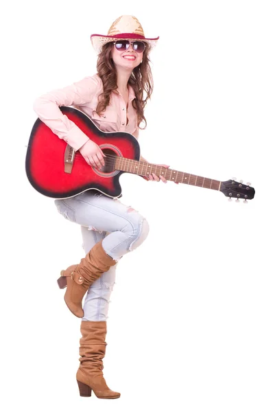 Красивая девушка в ковбойской шляпе с гитарой — стоковое фото