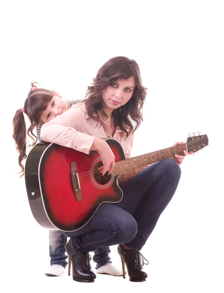 Madre e la sua piccola figlia con la chitarra — Foto Stock