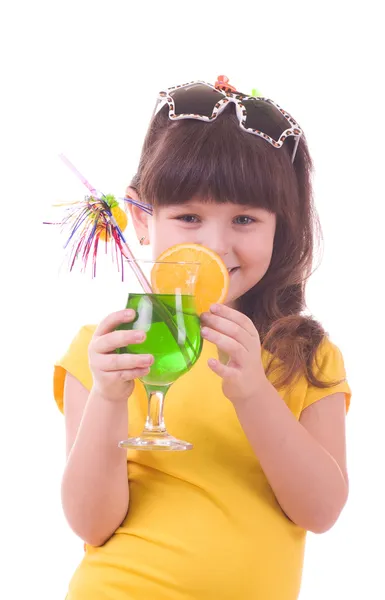 Bella bambina che beve cocktail bambino verde — Foto Stock