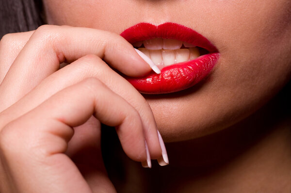 Портрет красивой женщины с художественным макияжем
