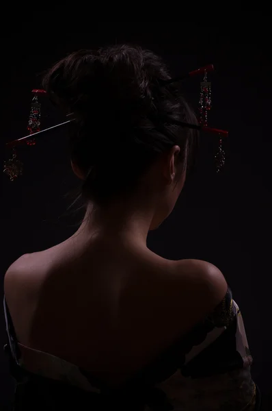 Schöne junge Frau im asiatischen Kostüm — Stockfoto