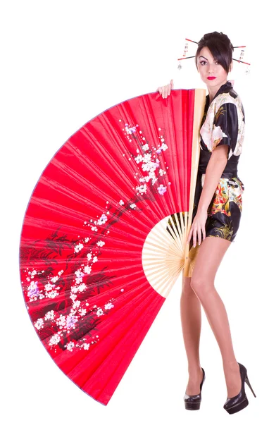 Femme en costume asiatique avec ventilateur asiatique rouge — Photo