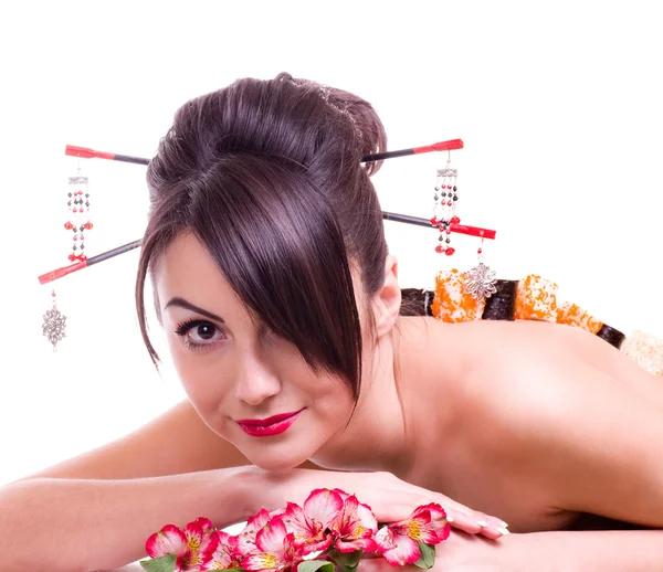 Joven hermosa mujer con rollos de sushi japonés , — Foto de Stock