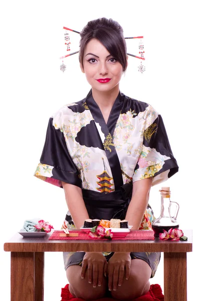 Ung kvinna i japansk kimono med sushi rulle — Stockfoto