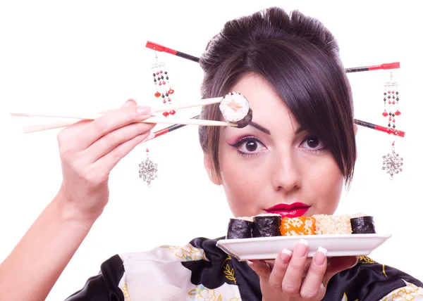 Giovane bella donna con rotoli di sushi giapponese , — Foto Stock