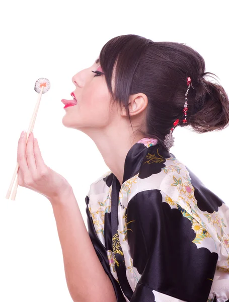 Jeune belle femme avec des rouleaux de sushi japonais , — Photo