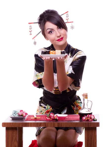 Mulher em quimono japonês com pauzinhos e rolo de sushi — Fotografia de Stock