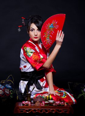 Kırmızı kostümlü Asyalı kadın