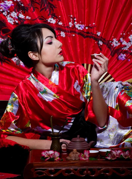 Mujer en traje rojo asiático —  Fotos de Stock
