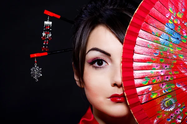 Женщина в азиатском костюме с красным азиатским фанатом — стоковое фото