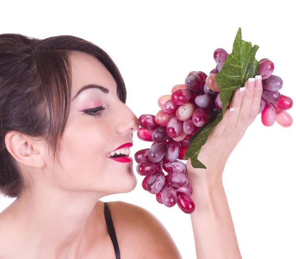 Krásná mladá žena s červeným hroznovým vínem — Stock fotografie