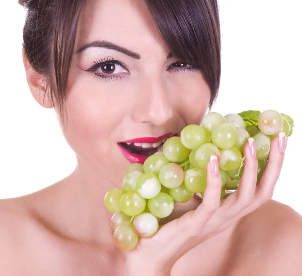 Красивая молодая женщина с зеленым виноградом — стоковое фото