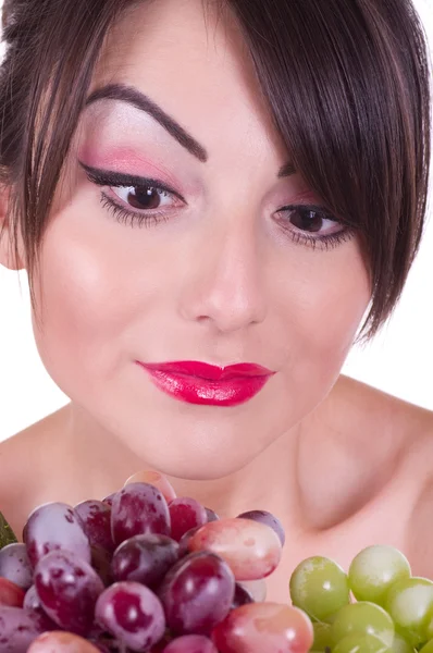 Krásná mladá žena s červeným hroznovým vínem — Stock fotografie