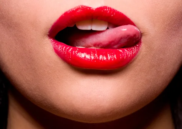 Красивые красные блестящие губы с жестом поцелуя . — стоковое фото