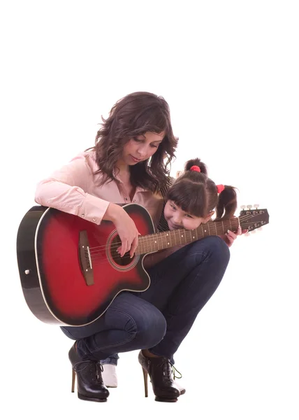 Mère et sa petite fille avec guitare — Photo
