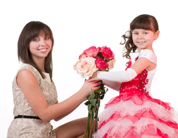 Mutter mit Tochter mit rosa Rosen — Stockfoto