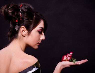 Asya kılık kırmızı çiçekli kadın