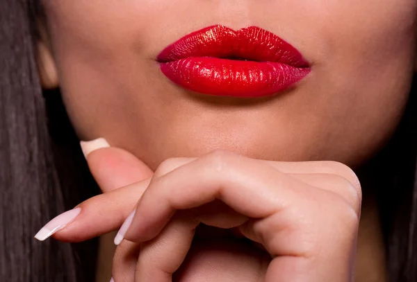 Красивые красные блестящие губы с жестом поцелуя . — стоковое фото