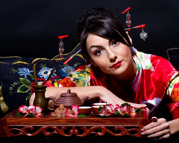 Kvinna i röd asiatiska kostym — Stockfoto