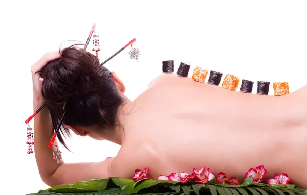 Vrouw met Japanse sushi rolls — Stockfoto