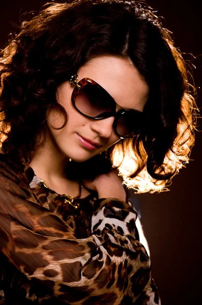 A szemüveg a gyönyörű fiatal nő portréja — Stock Fotó