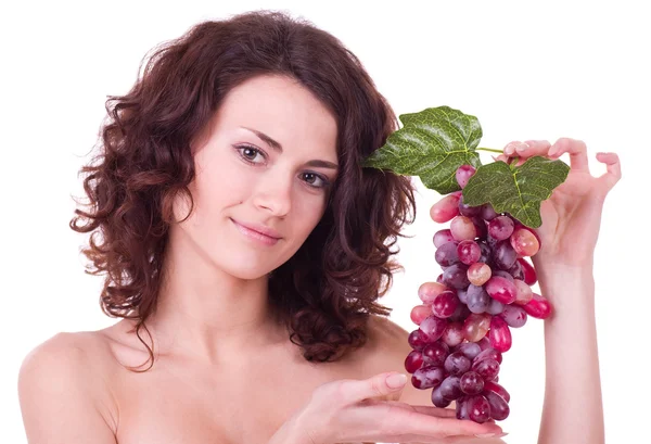 Güzel bir genç kadın kırmızı üzüm ile — Stok fotoğraf