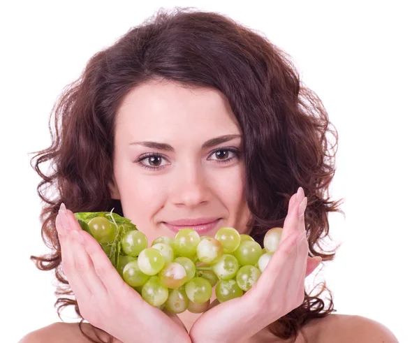 Красивая молодая женщина с зеленым виноградом — стоковое фото