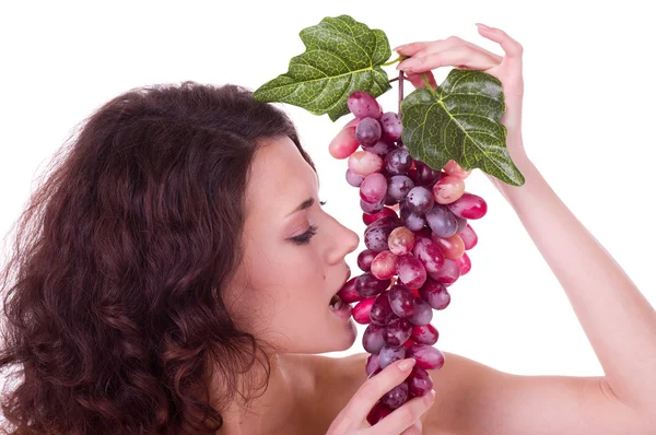 Piękna młoda kobieta z czerwonych winogron — Zdjęcie stockowe