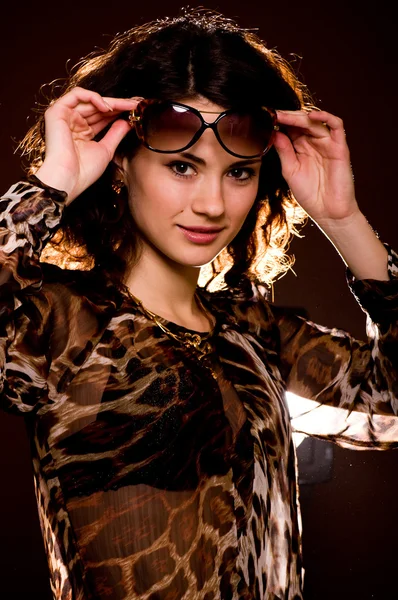 Portret pięknej młodej kobiety w okularach — Zdjęcie stockowe