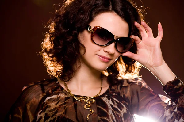 A szemüveg a gyönyörű fiatal nő portréja — Stock Fotó