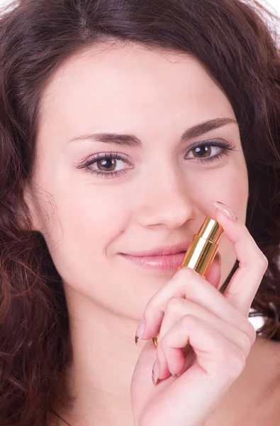 Porträtt av vacker ung kvinna med parfymflaska — Stockfoto