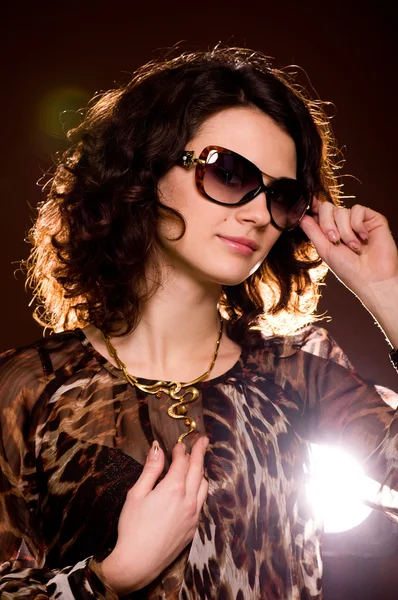 Retrato de bela jovem mulher em óculos — Fotografia de Stock
