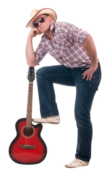 Vacker man med cowboyhatt med gitarr — Stockfoto