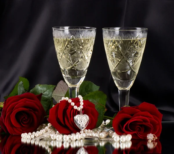 Weißes Weinglas mit roten Rosen — Stockfoto