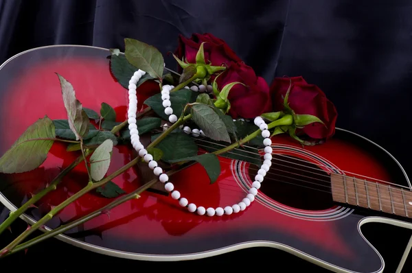 Bella chitarra rossa con rose rosse — Foto Stock