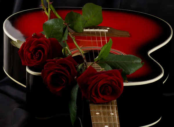 Rose em uma guitarra fotos de stock, imágenes de Rose em uma guitarra sin  royalties | Depositphotos