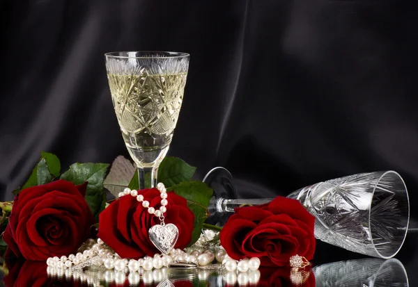 Ποτήρι λευκό αμπέλου με κόκκινα τριαντάφυλλα — Φωτογραφία Αρχείου